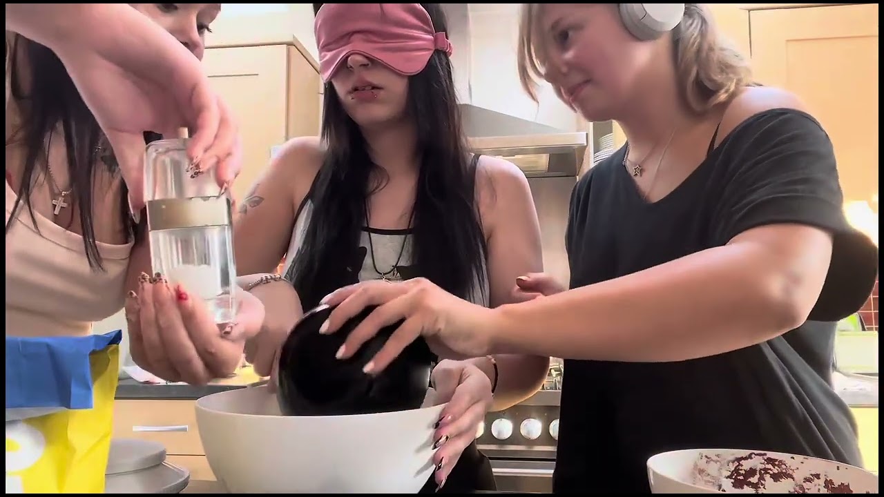 MAKE BROWNIES WITH US!!!  BLIND, DEAF & MUTE CHALLENGE!!! 🙉🙊🙈