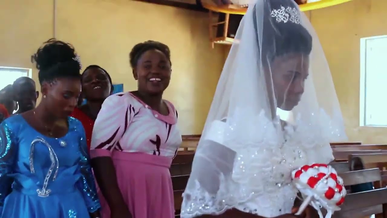 Wana harusi wakiingia Kanisani kwenye Ibada ya ndoa Loth & Happyness kabare mission Kakonko,Kongore