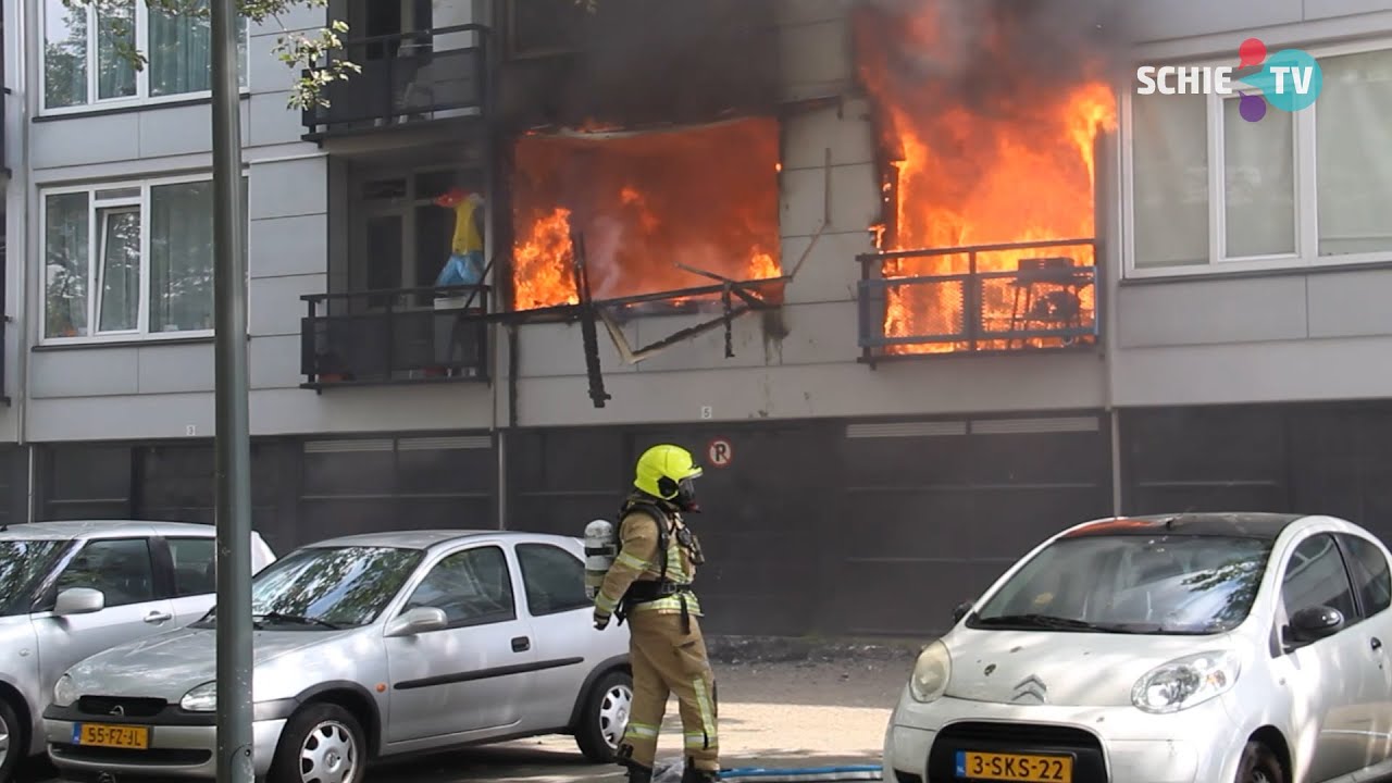 Uitslaande brand verwoest flatwoning in Nieuwland: 'monteurs redden drie mensen'