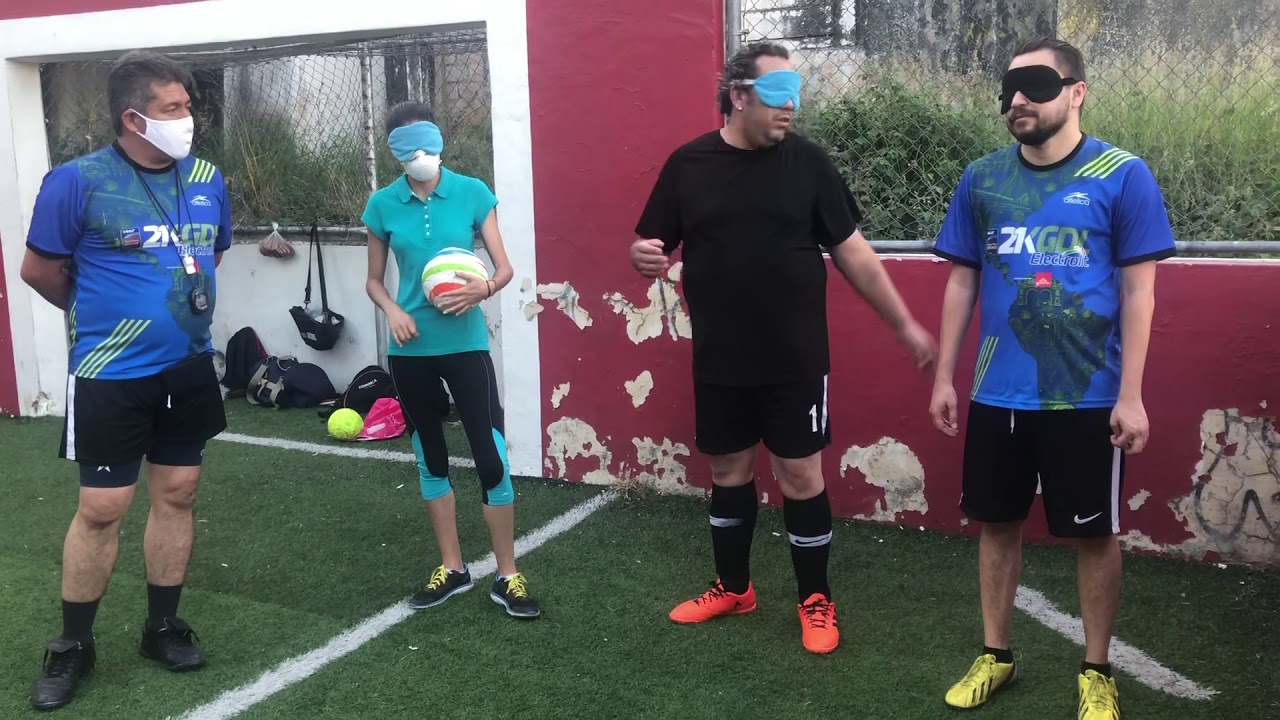 En el entrenamiento de fútbol para ciegos