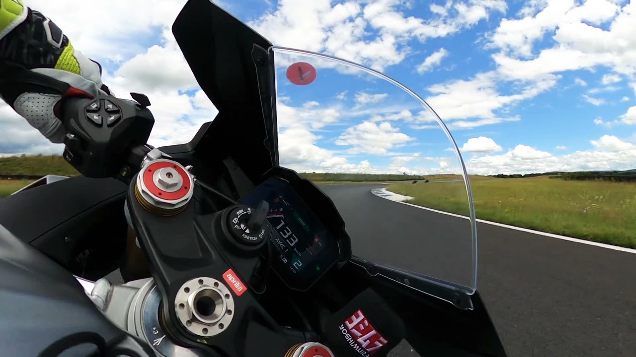 Circuit de Bresse moto - Rsv4 2021 vs R1 CP4 (2019)