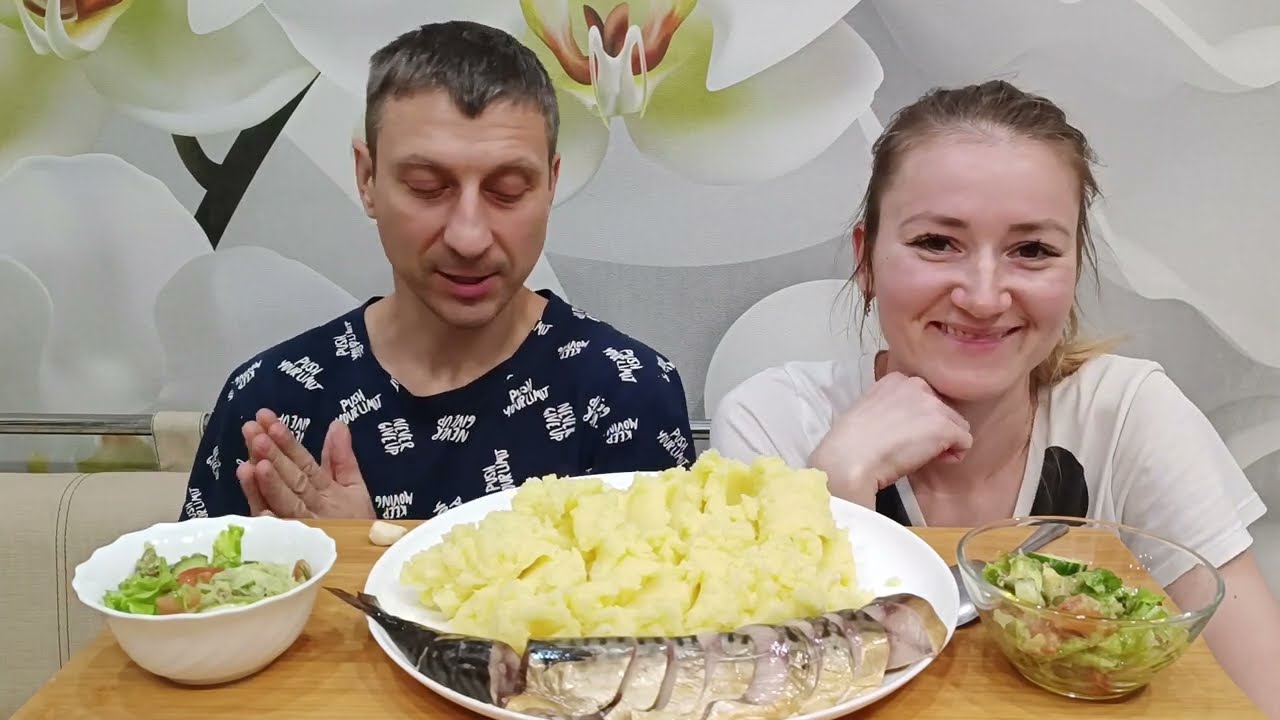 СКОЛЬКО ЛЕТ, СКОЛЬКО ЗИМ😄 МУКБАНГ СКУМБРИЯ С КАРТОФЕЛЬНЫМ ПЮРЕ#mukbang #asmrrussia
