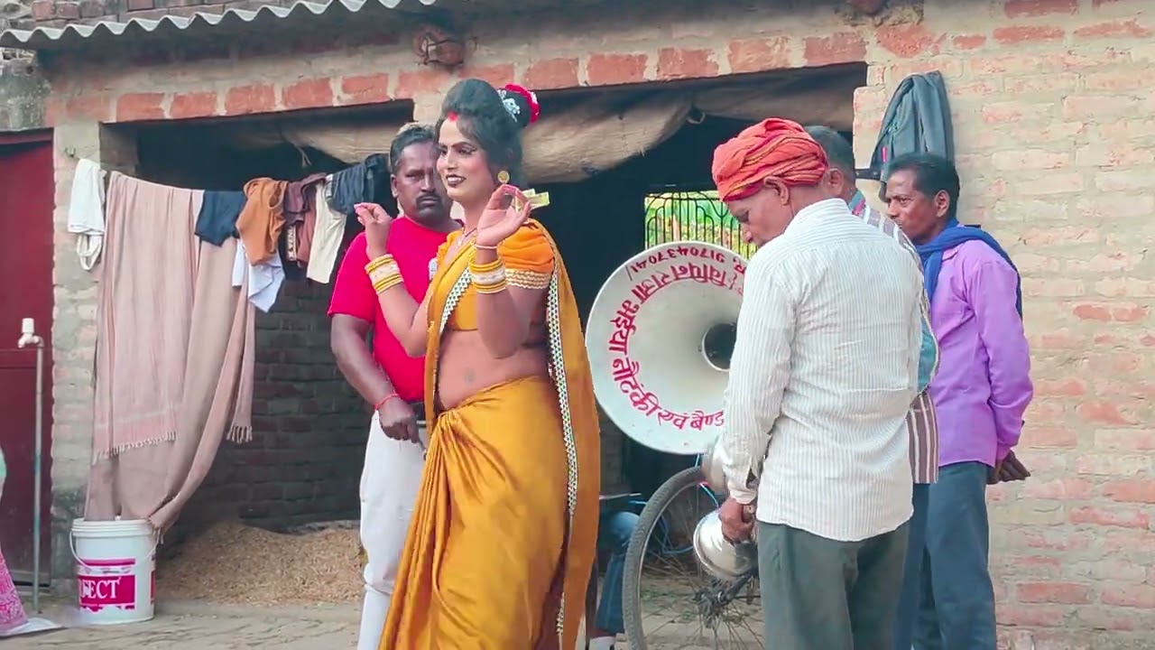 विक्रम डांसर का डांस  विपिन राजा भईया बैंड बाजा पार्टी मे बहुत अच्छा डांस वीडियो बुकिंग के लिए संपर्