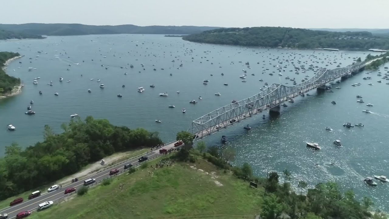 1,500 boats hit the water for a 'Keep America Great' parade on Table Rock Lake