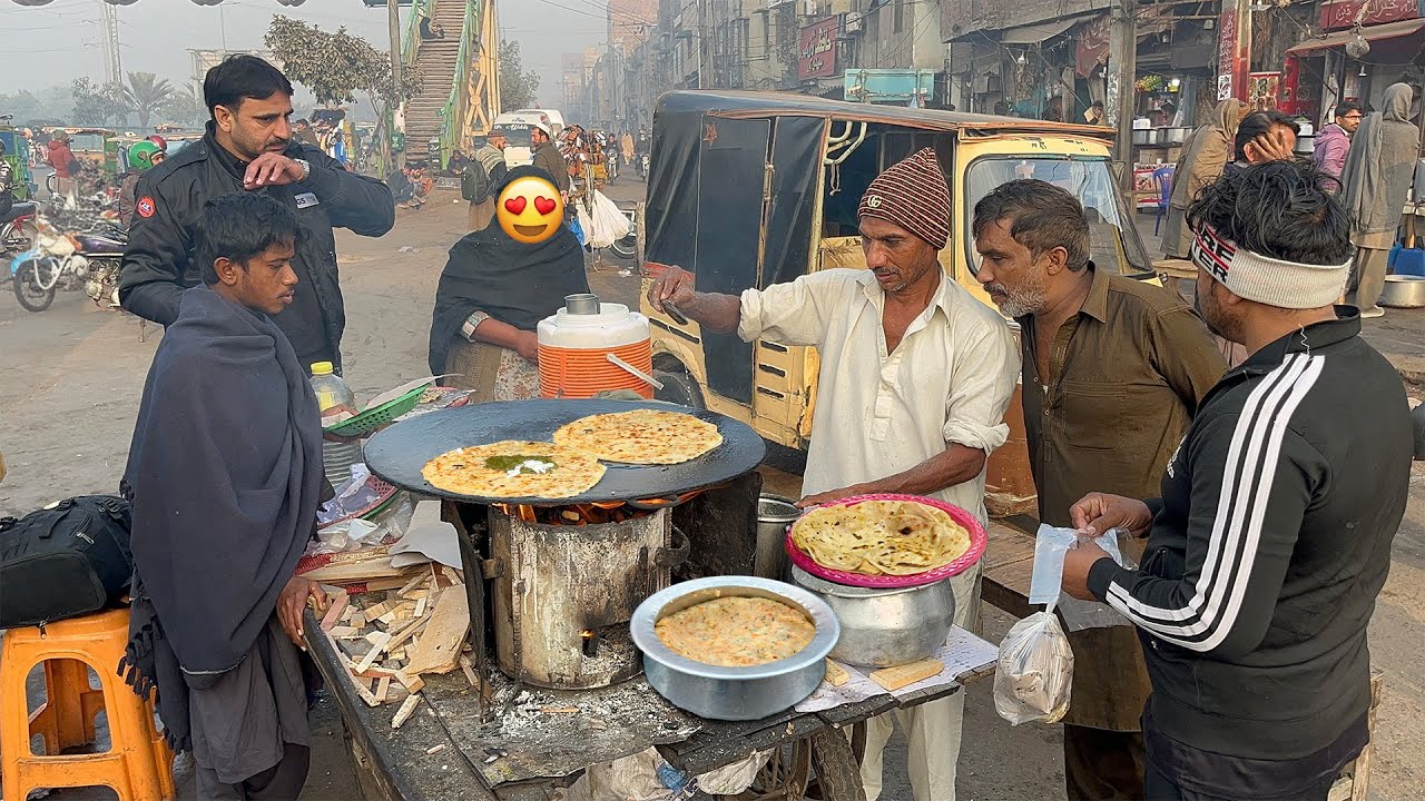 DAILY ROUTINE OF A LARI ADDA PARATHA SELLER 😱 | FRESH ALOO PARATHA NON-STOP | PAKISTANI STREET FOOD