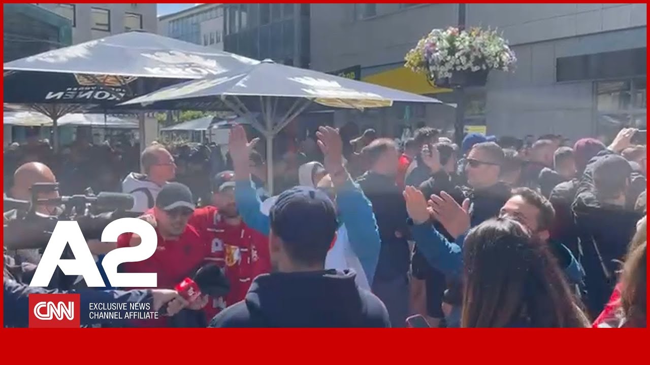 Tifozët shqiptarë dhe italianë ia marrin këngës së bashku në Dortmund