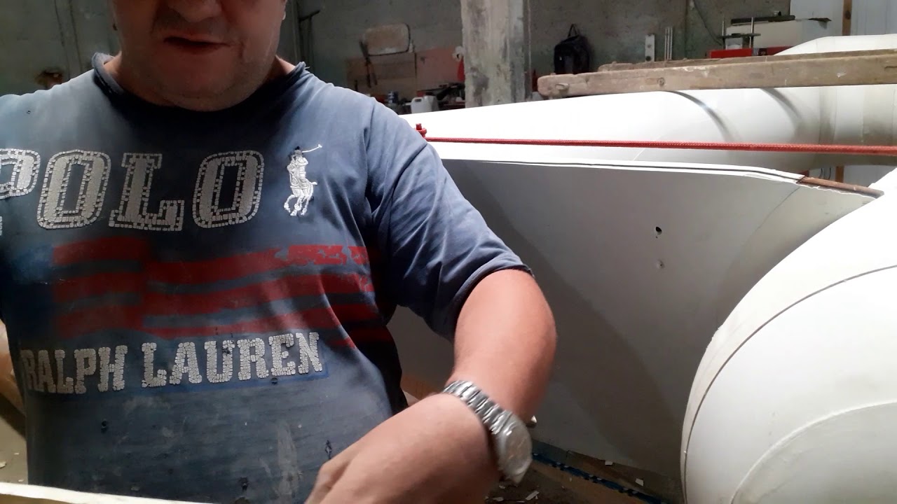 colando tábua de popa de um barco  inflável, fundo flexível.