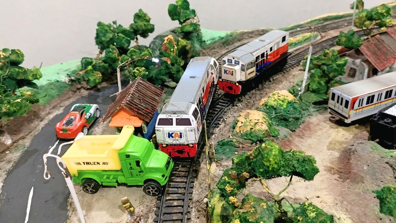 Kereta Api Oleng Menabrak Dump Truk Hijau Di Dekat Palang Pintu Diorama Sampai Terpental
