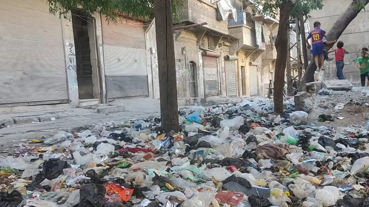 حي السكري في حلب يغرق بالقمامة