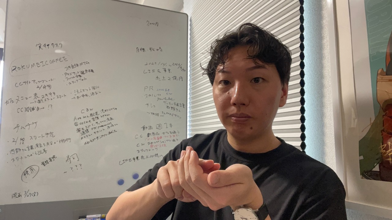 【進捗確認】毎週ホワイトボードを見ながら、事業の進捗を振り返るキンコン西野スタッフ