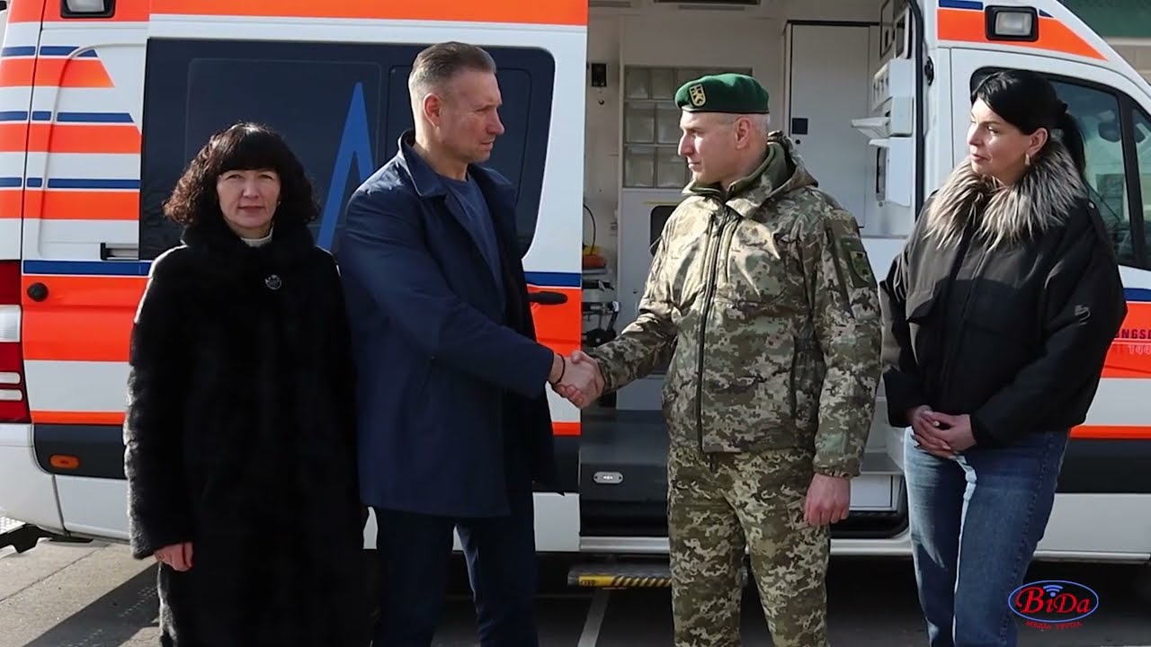 Родина  Вацак придбала та передала  могилів-подільським прикордонникам реанімобіль