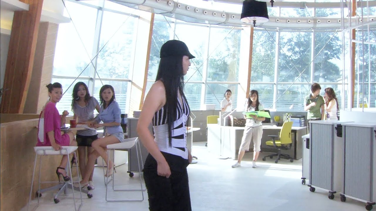 女孩上班因不會打扮被瞧不起，哪料被從頭到腳大改造後，一出場瞬間驚艷所有女同事