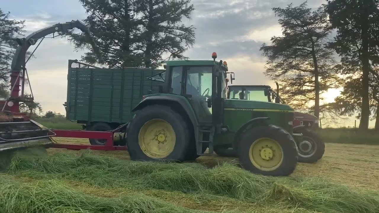 Old school silage, side filling with Lely Storm and JD 6910