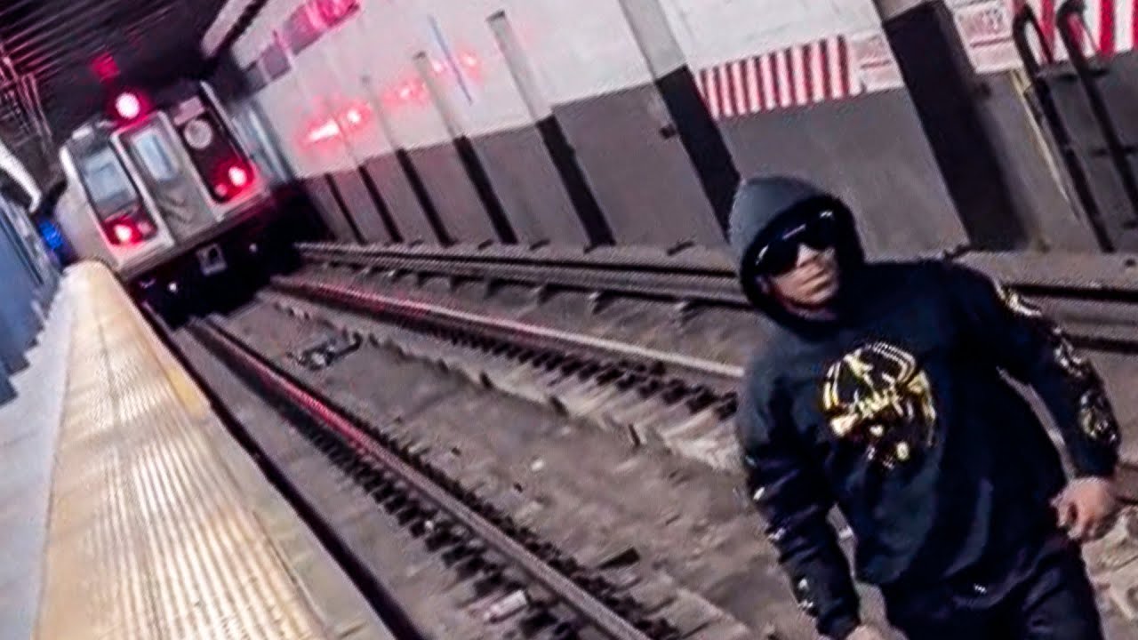 Auf den Gleisen: Mann springt im letzten Moment vor U-Bahn weg – die Details verraten den Fake