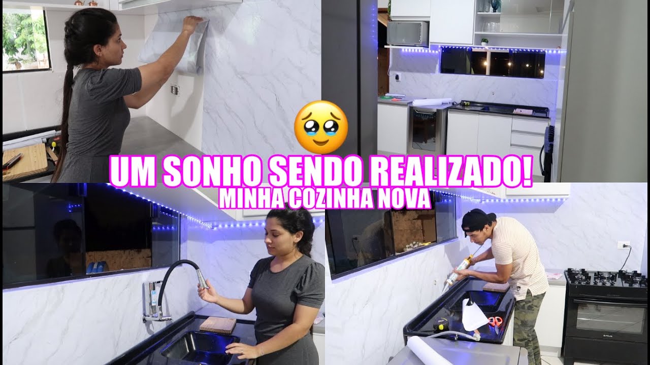 MINHA COZINHA NOVA ESTÁ FICANDO ASSIM! INSTALAMOS PAPEL DE PAREDE| Juliane Jocoski