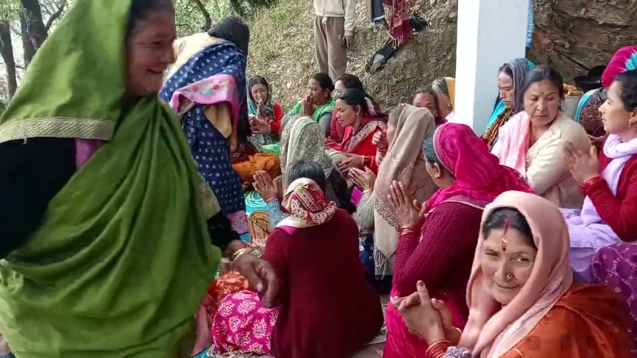 अपने गांव कलिगाव में पूजा पाठ में प्रसाद ग्रहण करने का अवसर प्राप्त हुआ जय हो कैल बकरिया महराज की🙏