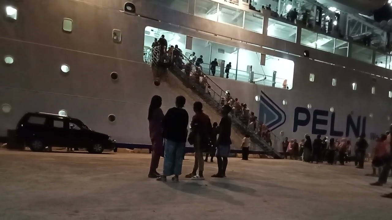 Km Labobar tiba di dermaga pelabuhan Kaimana 