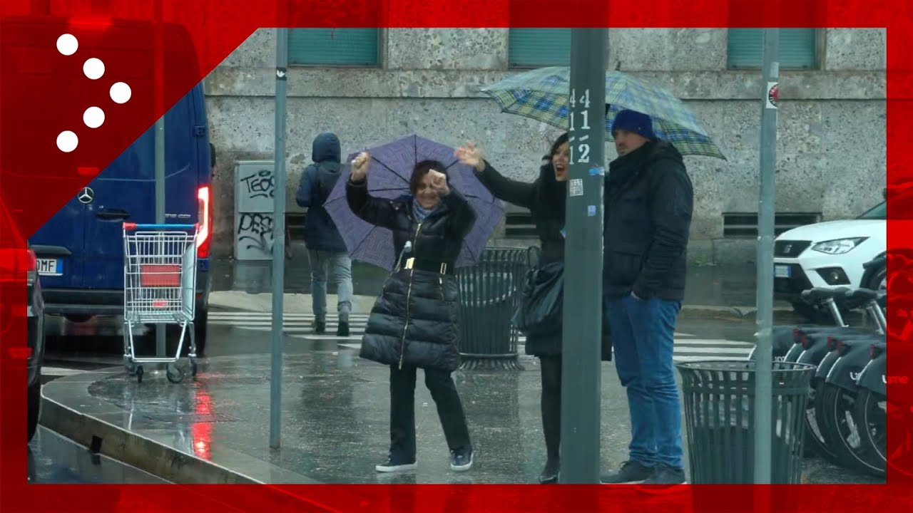 Trattori in corteo a Milano, la gente ai lati delle strade saluta gli agricoltori