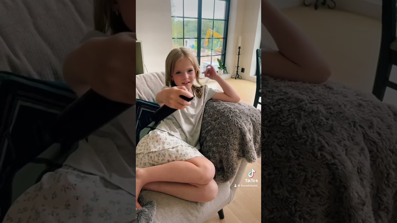 N&ouml;jd chloe 😅 #familjenreinhold #shortsfeed #humor #tiktok #money