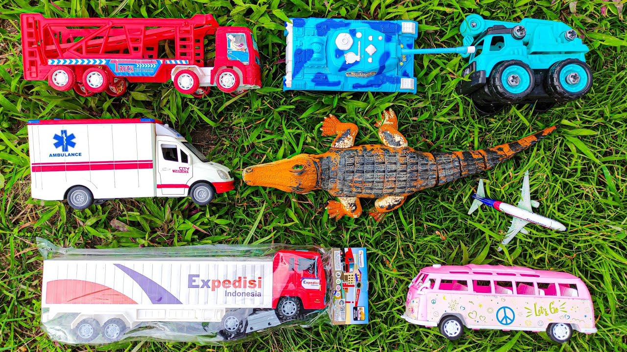 Mencari mainan mobil mobilan, truk towing, ambulan, kontainer, bus vw, crane, tank, pesawat, buaya.