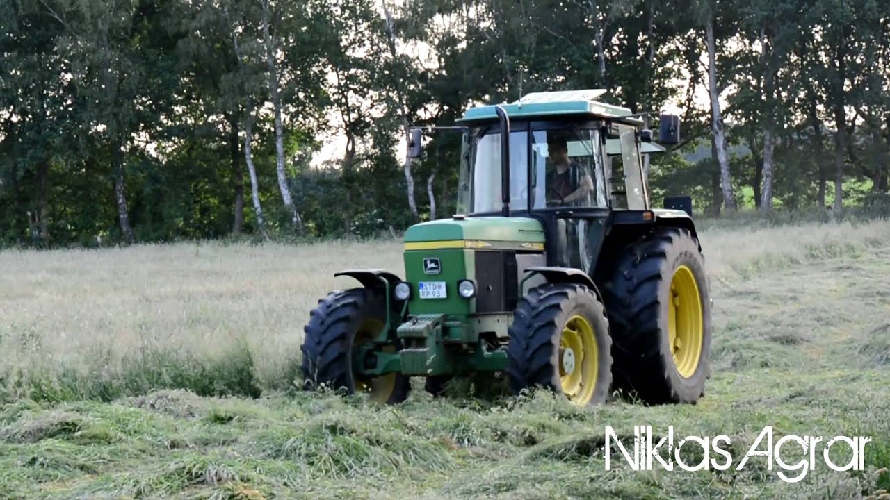 JOHN DEERE 3350 AM GRAS MÄHEN