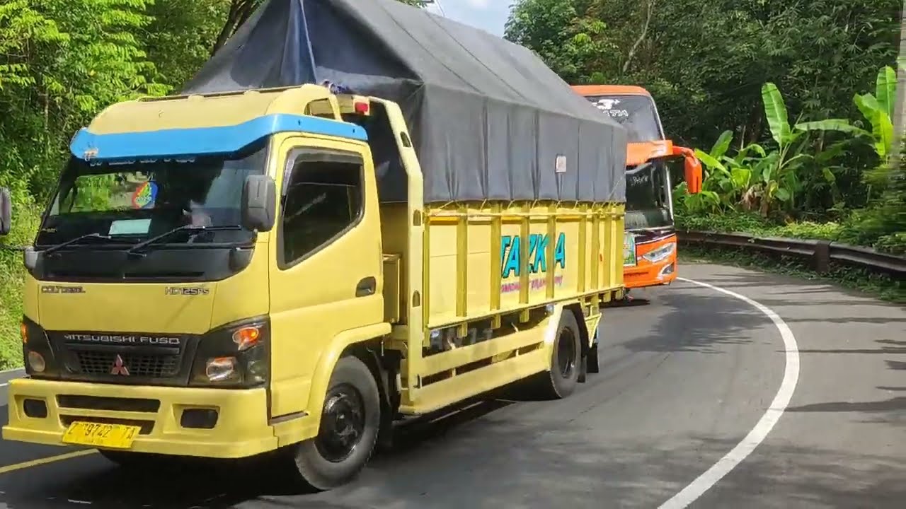 Hunting bus Basuri saling tempel dengan truk