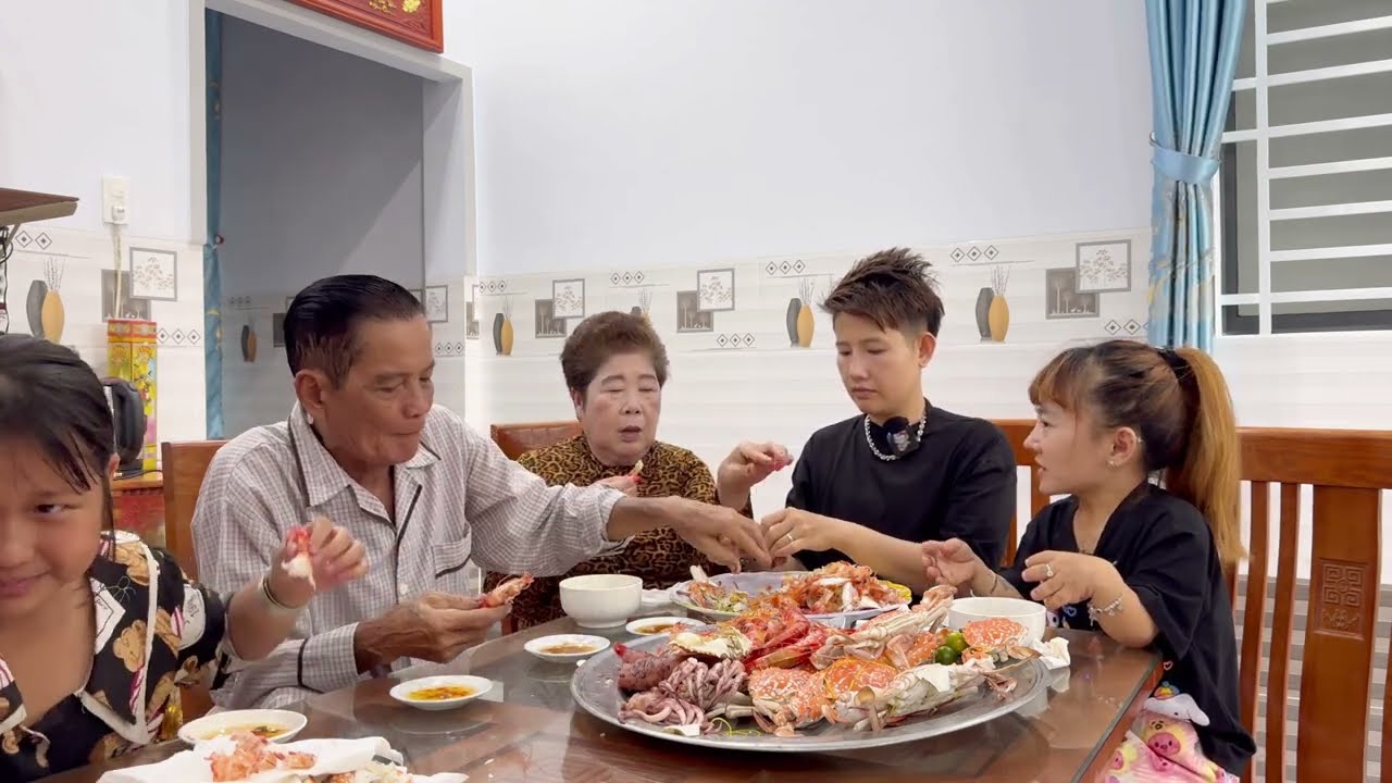 Cả Nhà Nhận Được Quà Khủng, Mời Ba Mẹ Lên Vui Cùng . || Ut Mini.