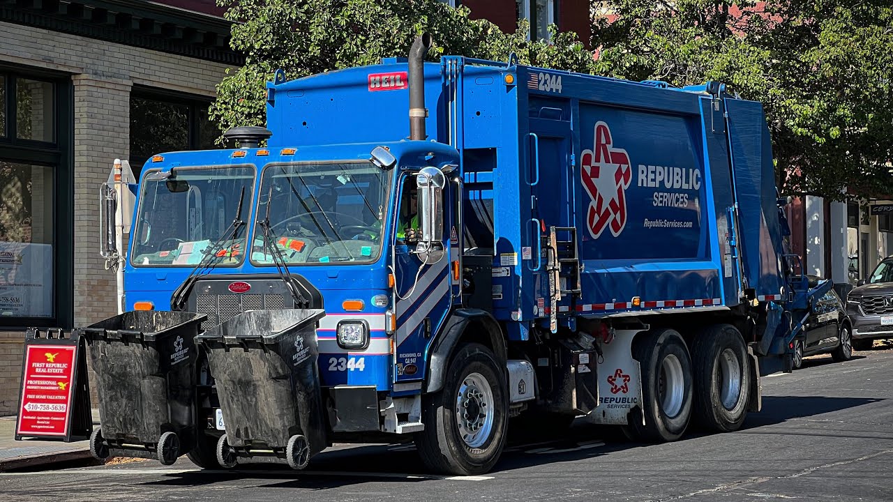 Peterbilt 520 - Heil DuraPack 5000 Rear Loader Garbage truck!