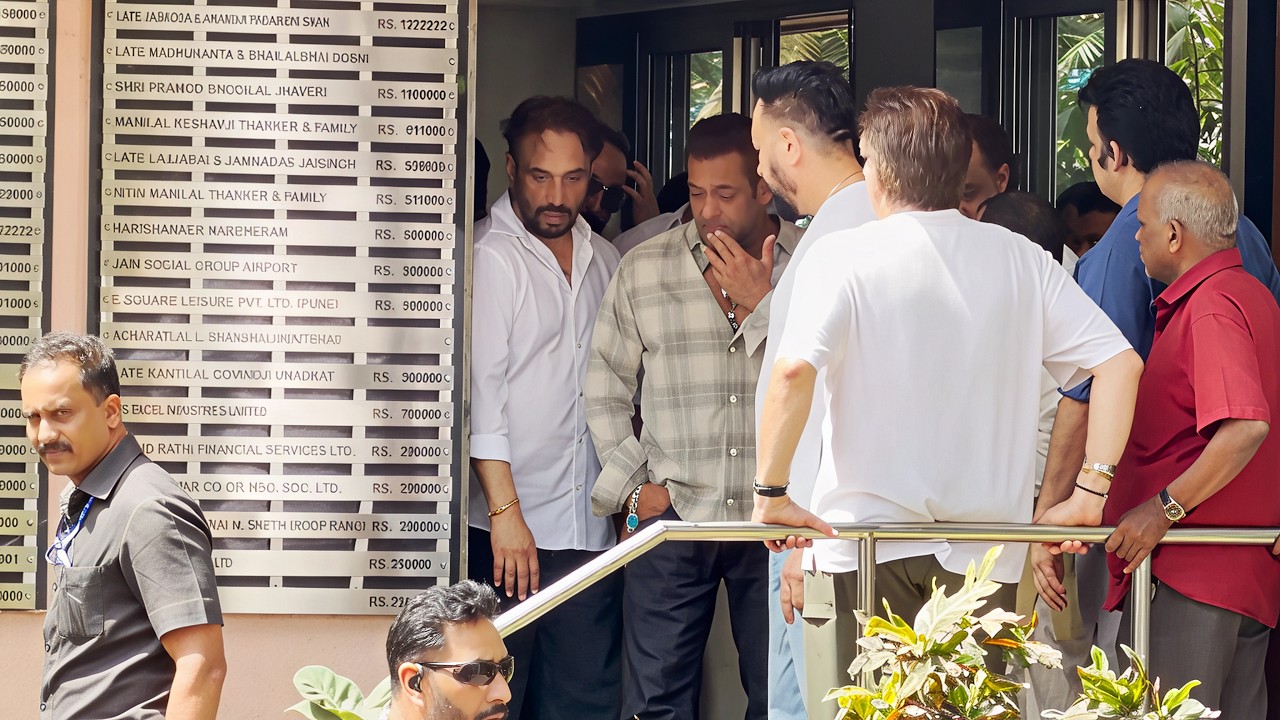 Salman Khan Emotional At Cremation Centre For Kumud Rane Funeral🙏🏻