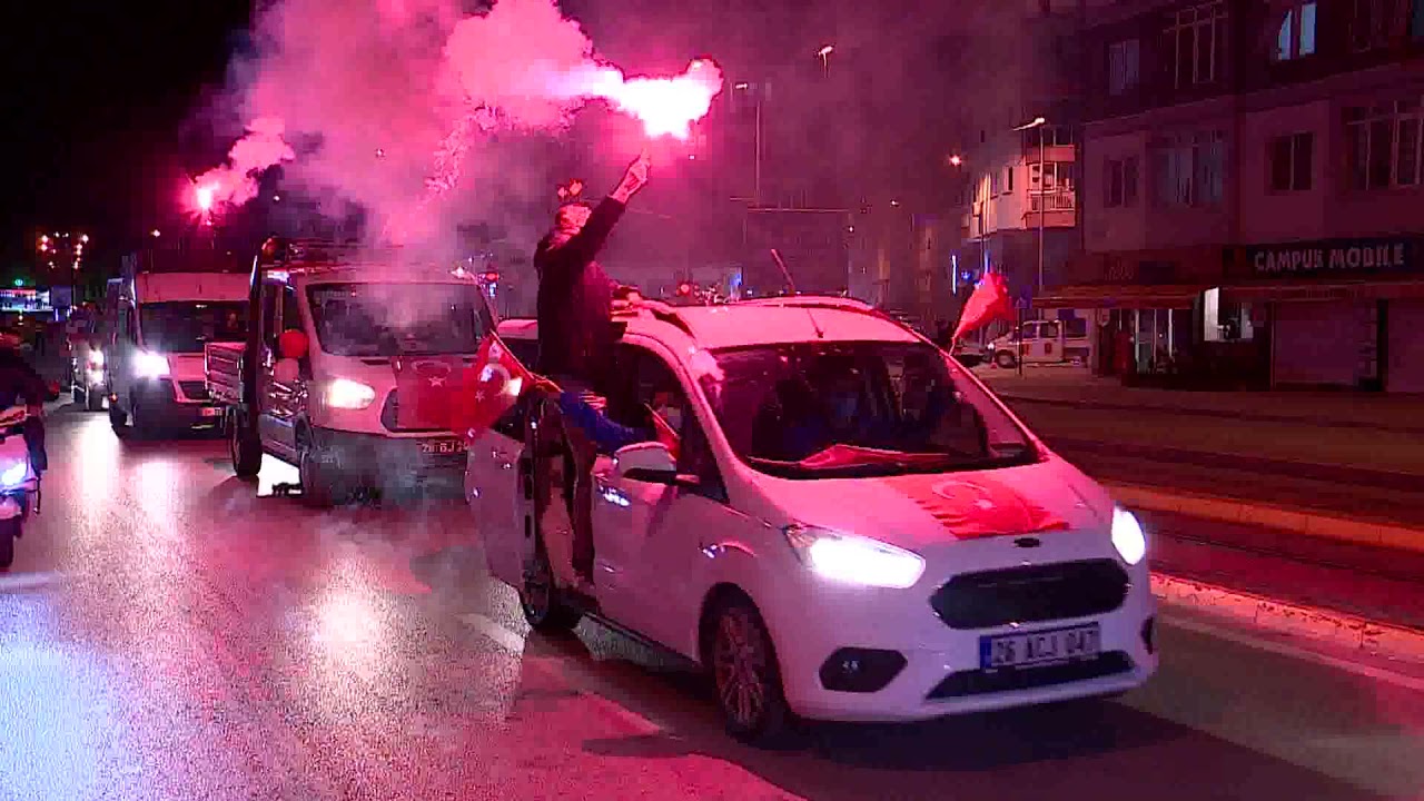 Bir güneş gibi aydınlatırız karanlık ufukları!