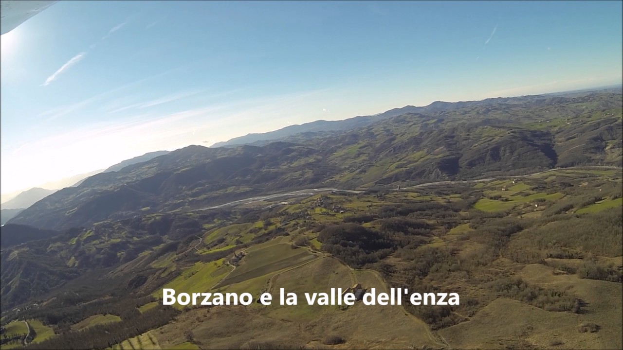 In volo sul medio appennino reggiano tra Casina e la val d'Enza lungo la valle del Tassobbio