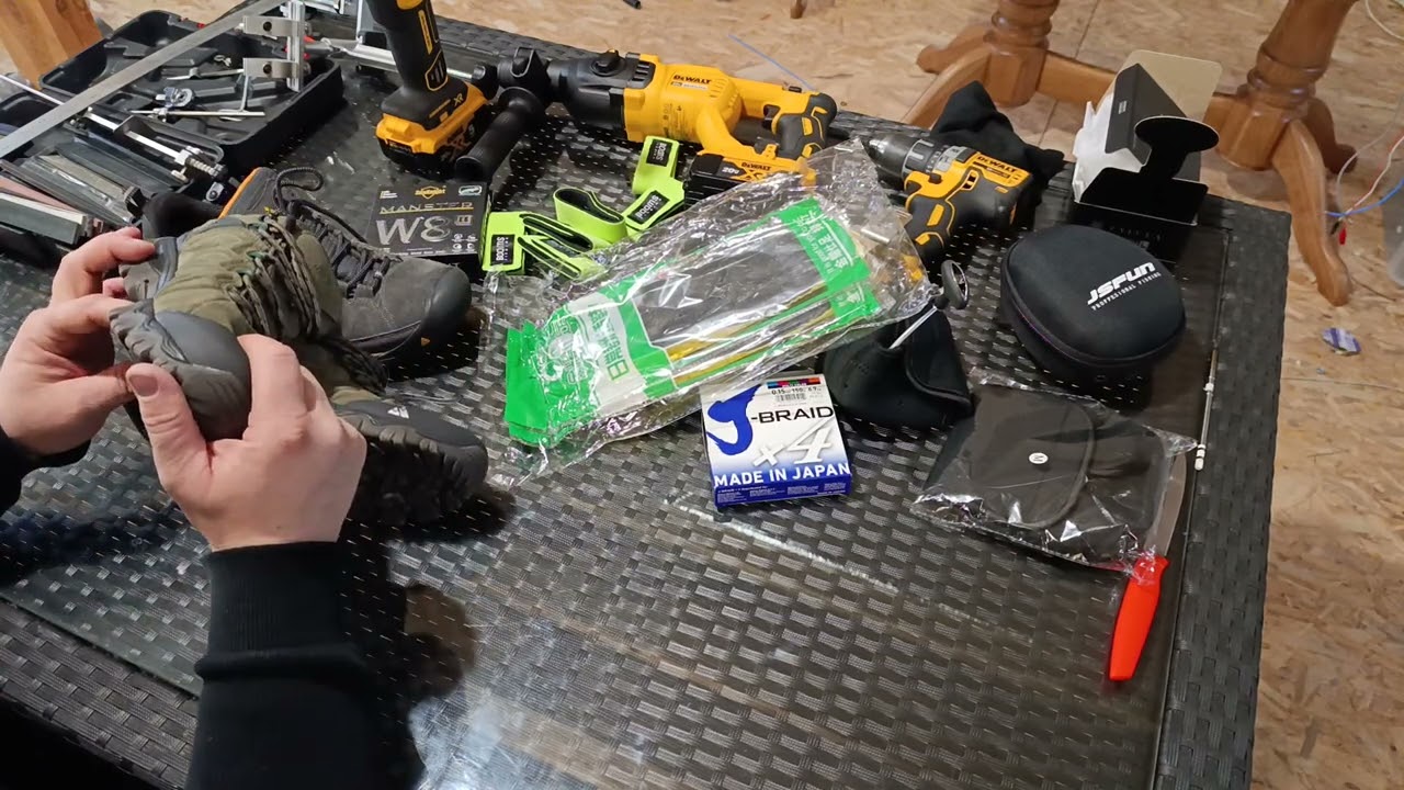 Взуття; шнур, та корисні дрібниці для риболовлі.