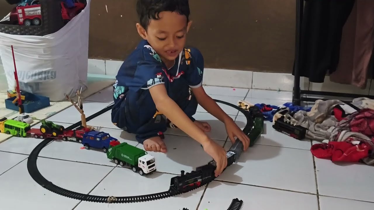 Bermain mainan kerete api bersama aa dan dede