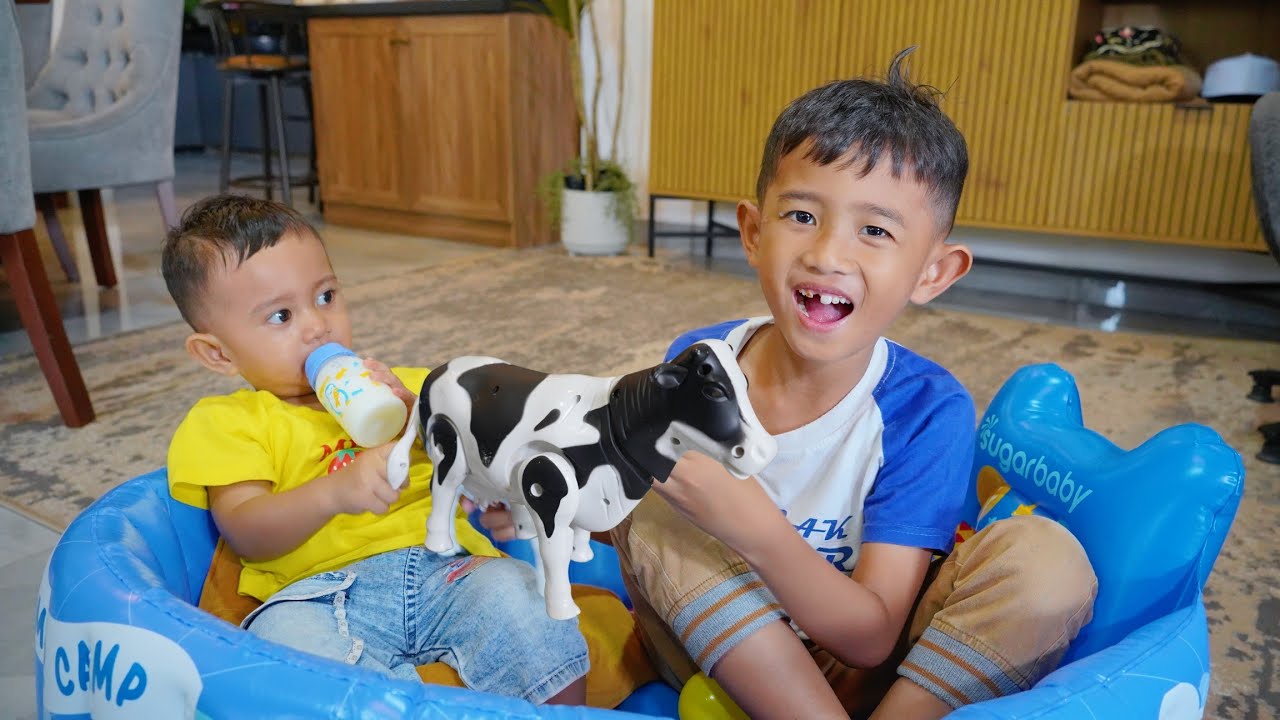 AZAM NANGIS REBUTAN MAINAN SAPI 😭 BERMAIN DI RUMAH