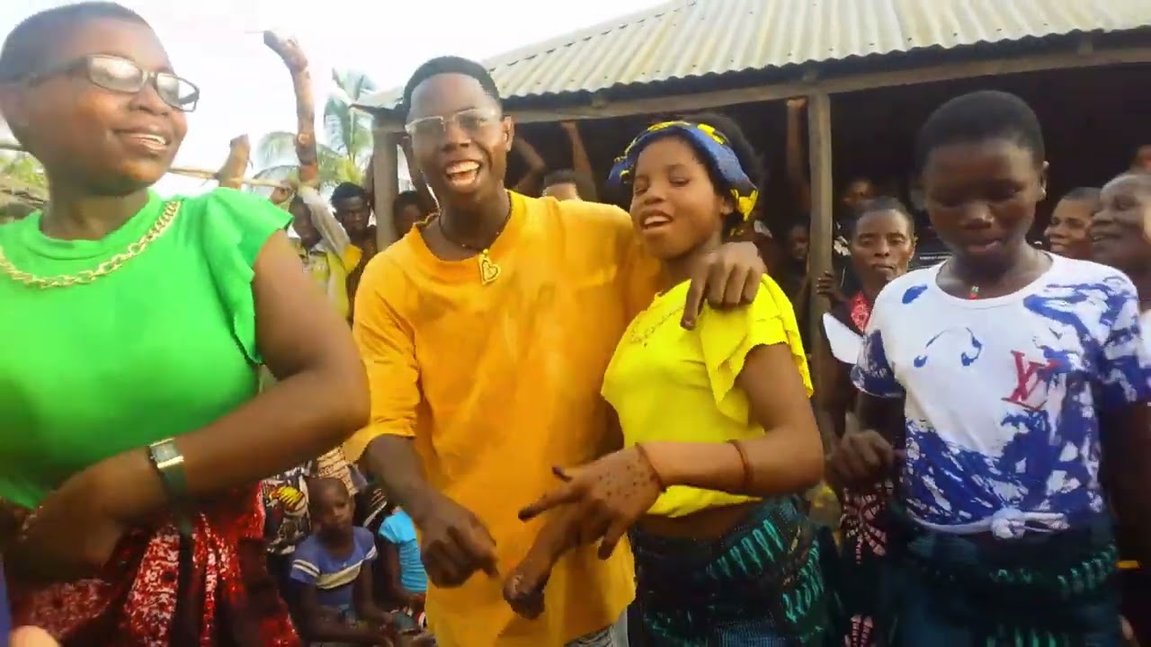 Young_Amadinho_Ft_Arainha_Belinha_&_Juma_Jaime_Ekoma_Olaponi_DIRECTED_BY_MUA.mp4