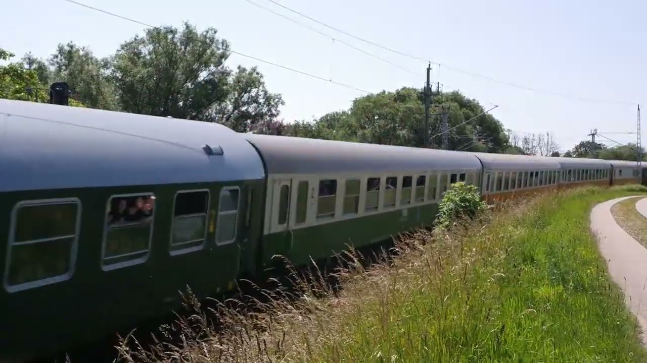 Br 250 004 mit "Ostsee-Express" bei der Einfahrt in Rostock Hbf DR
