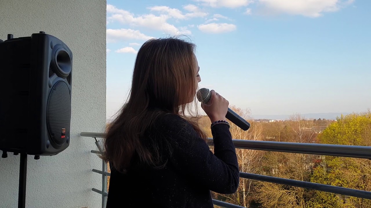 Coronavirus. Flashmob aus dem Balkon. 'Hallelujah' Leonard Cohen. Von Emily