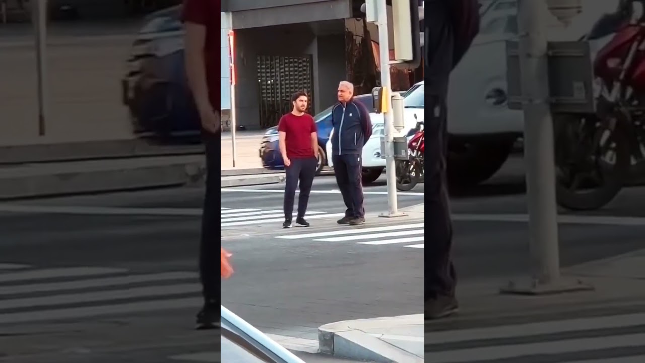 Army chief Qamar bajwa walking in the street #armychief #qamarbajwa #haqeeqiazadi #shorts #viral 🔥