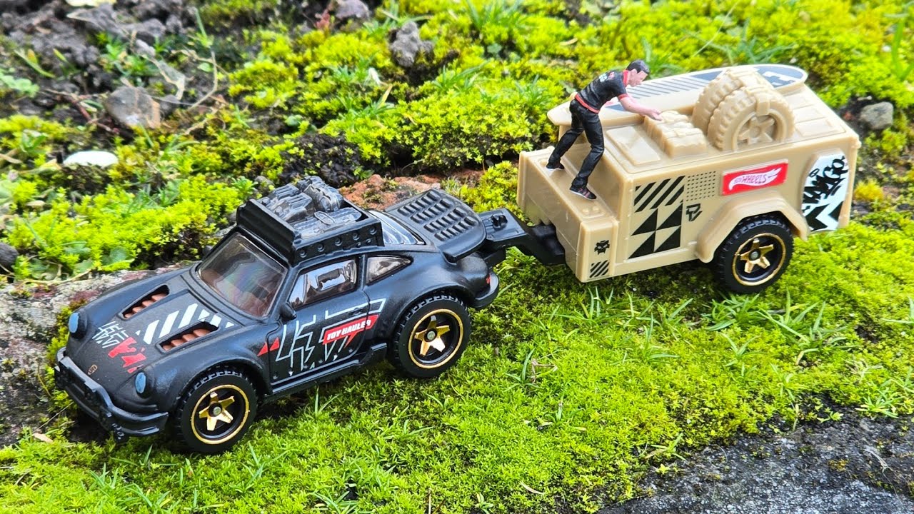I bought this at the Kruidvat for €3,99 and I love it. Hot Wheels Porsche 911 off-road with trailer.