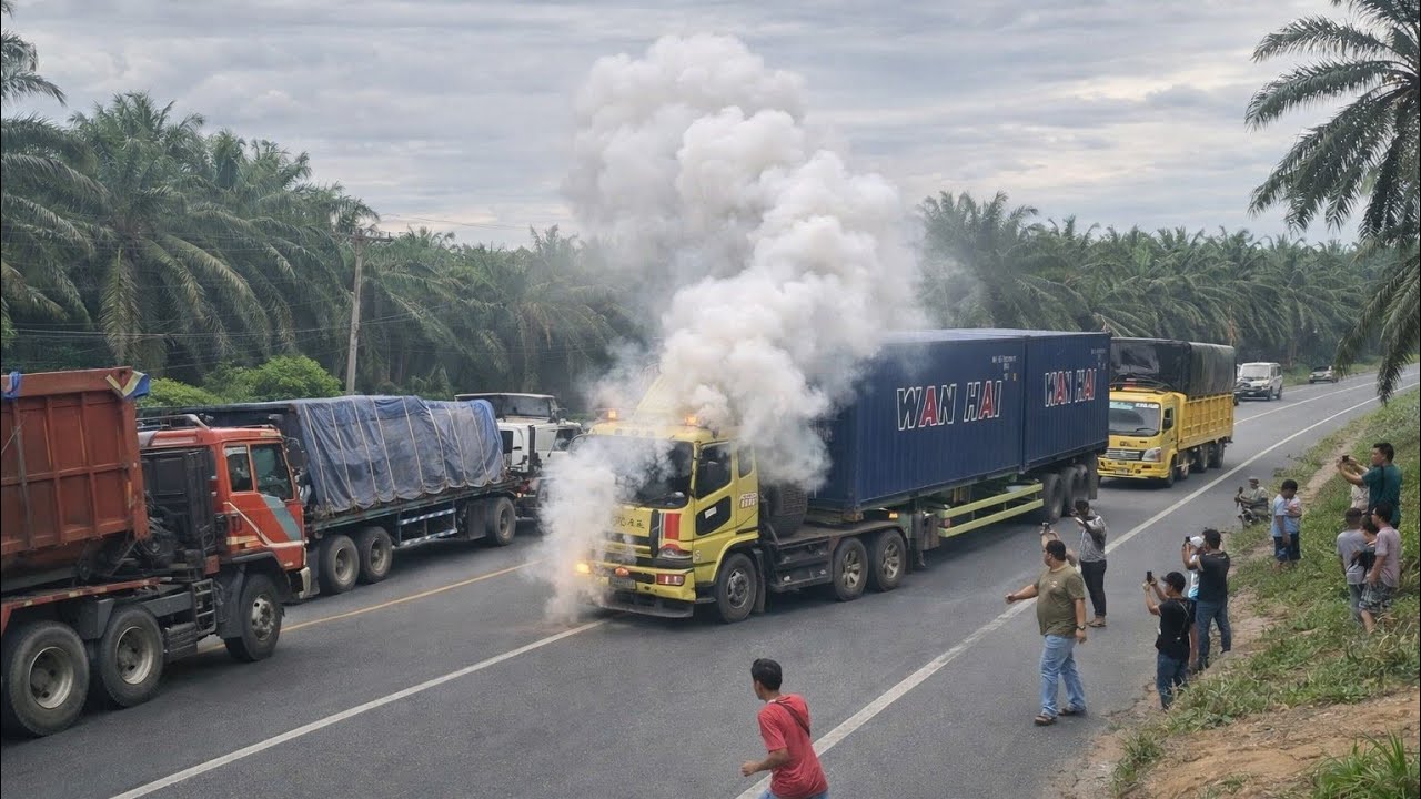 AKSI HEROIK Truck Trailer Fuso  BuildUp  Gagal Nanjak Di Bukit Kodok || Kabin Keluar Asap putih  