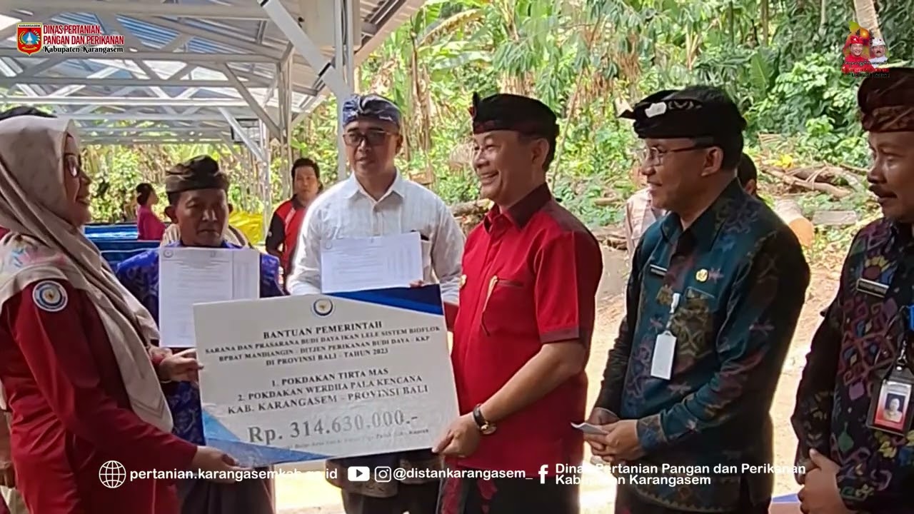 Bupati Karangasem Menyerahkan Bantuan Sapras Budidaya Lele Sistem Bioflok di Desa Antiga Kec.Manggis