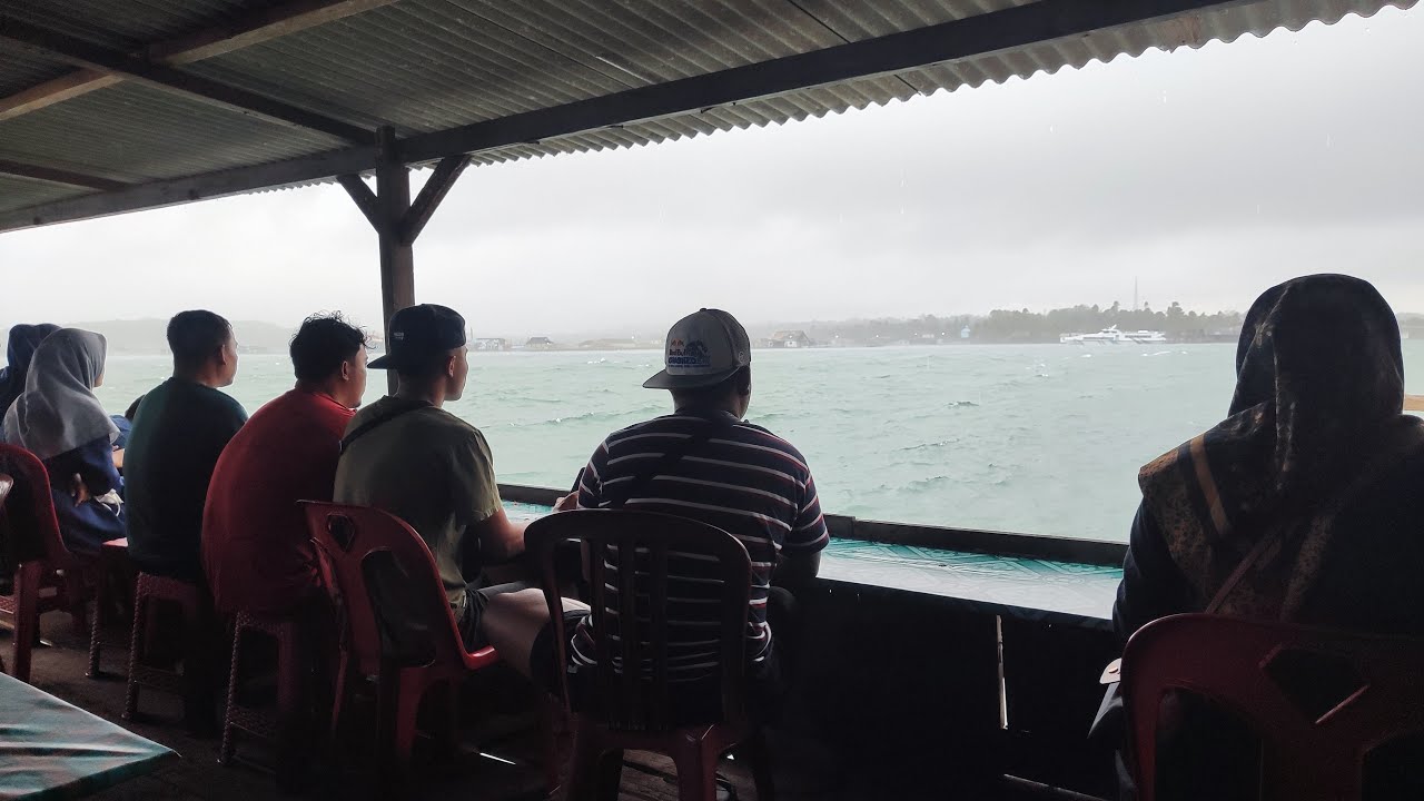 Sandal Jepit sedang live sekarang! Hujan