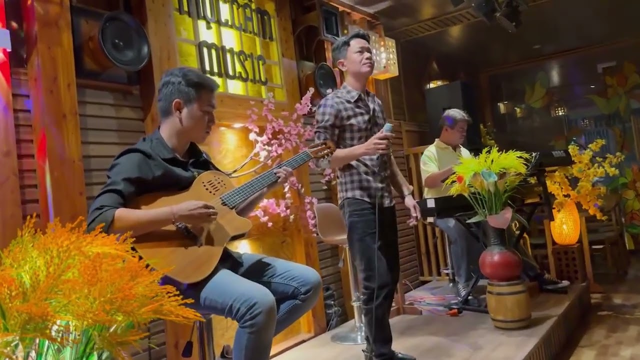Yêu em giữa đời quên lãng.