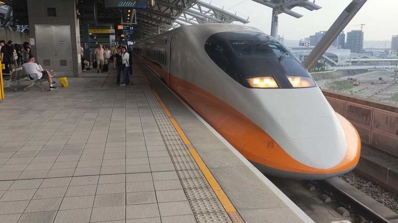 1530次台灣高鐵台中出站 司機揮手