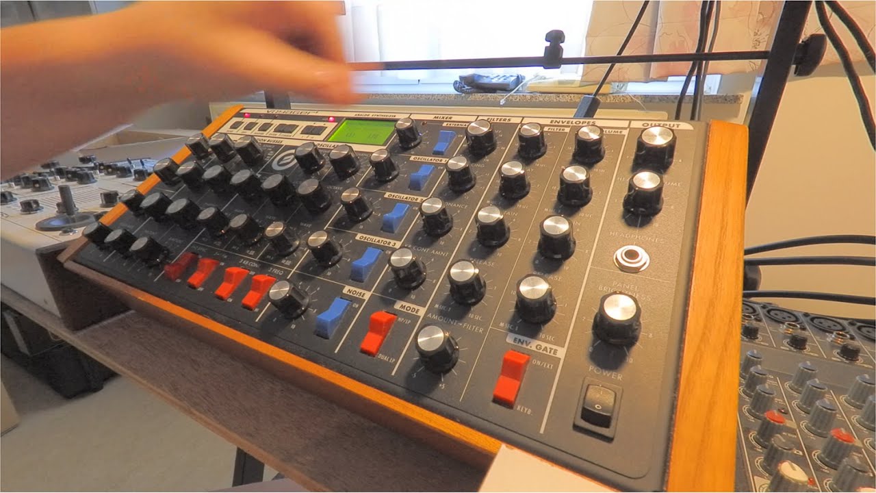 Exploring the Moog Voyager RME  ♫ ♫ 🎥  │ Deep sequences