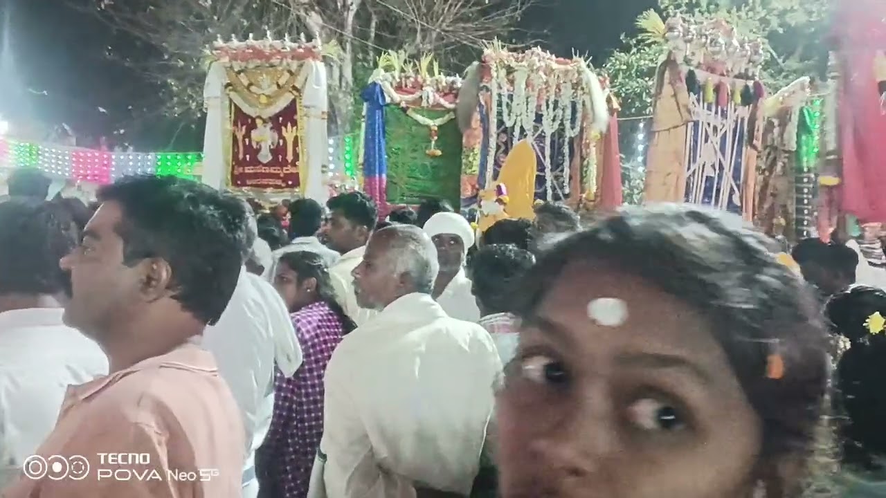 ಮಂಡ್ಯ ಜಿಲ್ಲೆ ರೈತರ ಊರು ಚೀರನಹಳ್ಳಿ ಗ್ರಾಮದ ಜನರು  ಶ್ರೀ ಉರುಗಮ್ಮ ದೇವರ ಮೆರವಣಿಗೆ ಮಾಡುತ್ತಿರುವ ವಿಡಿಯೋ 