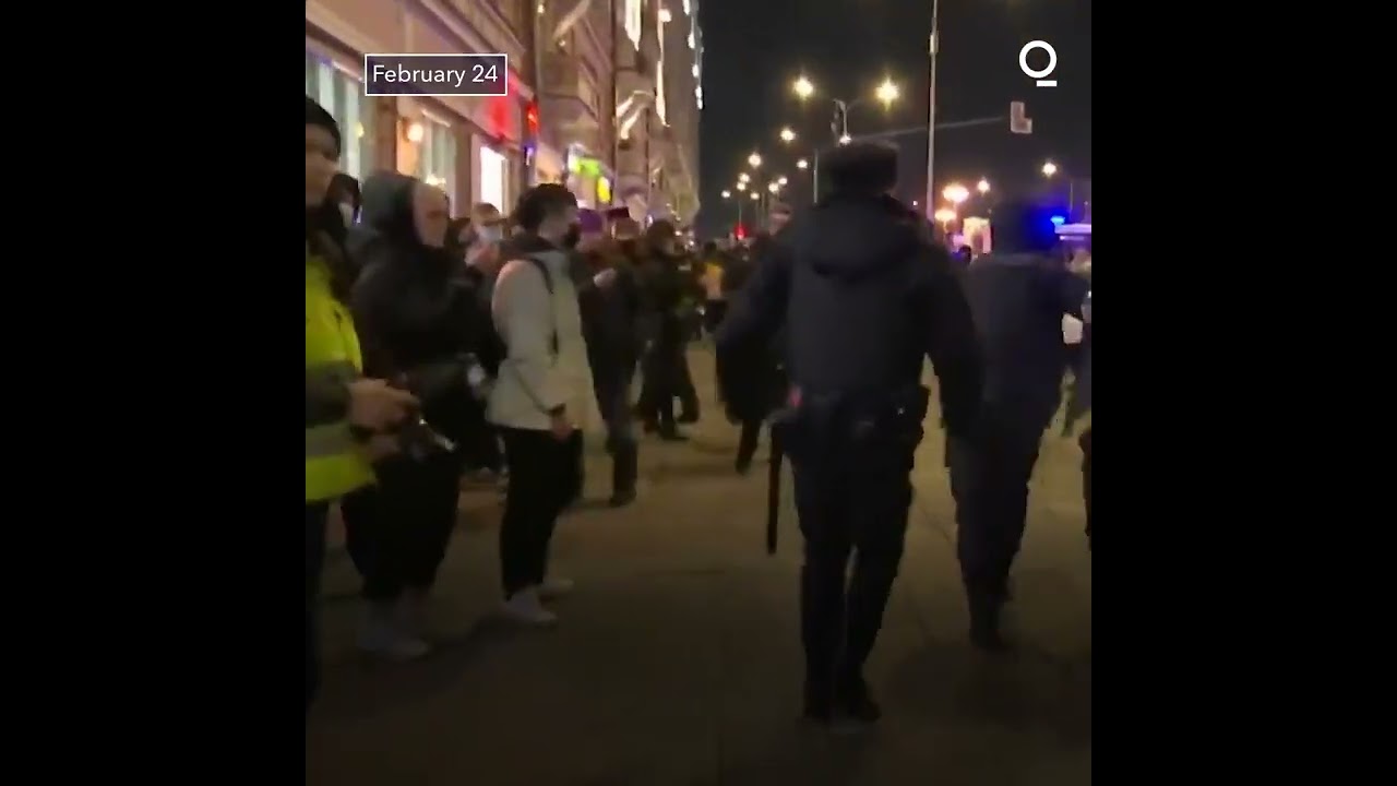 Police Detain Anti-War Protesters in Moscow