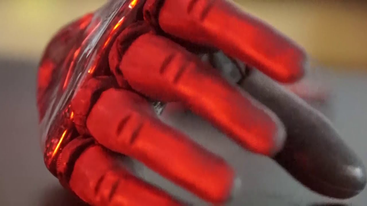 Bionic hand walks on its own