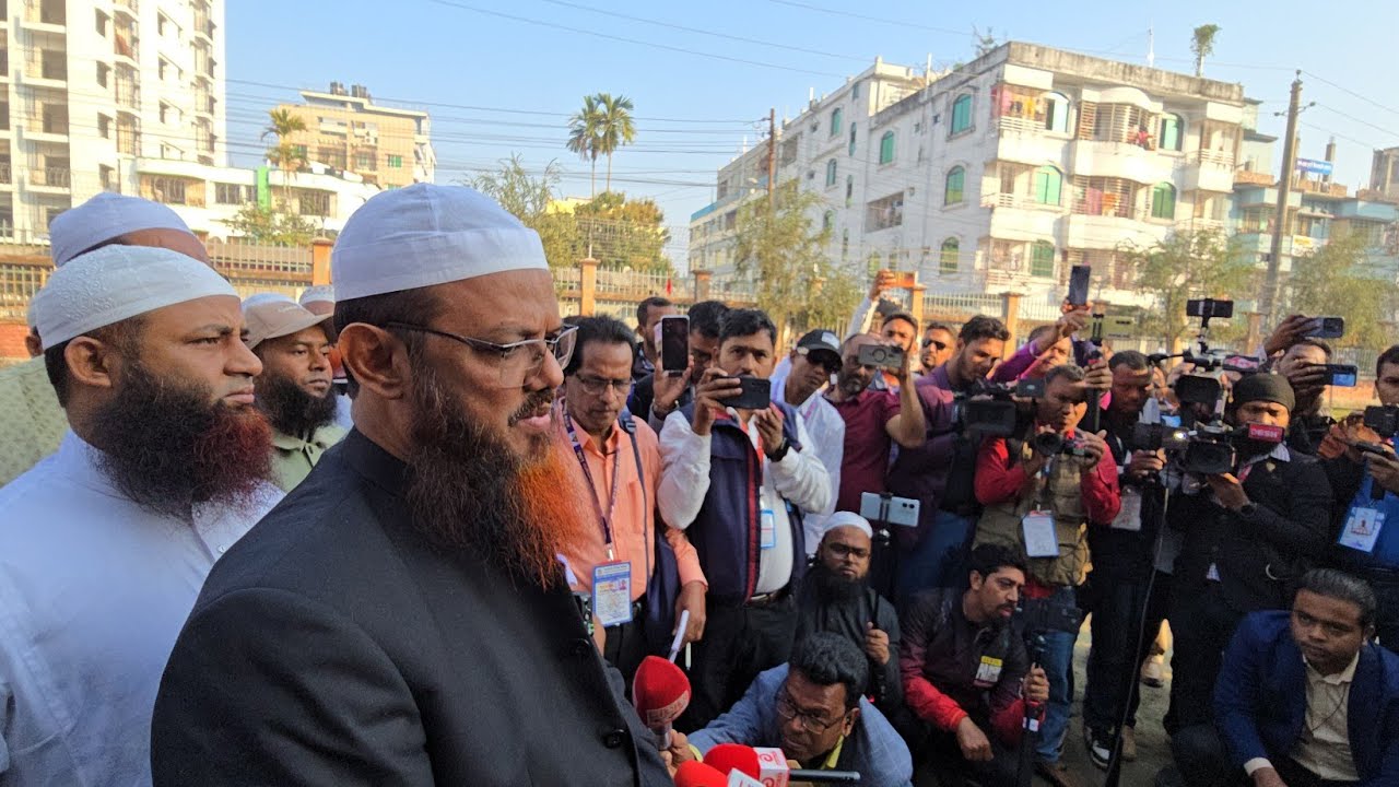 ভোট প্রদান শেষে মিডিয়ার সাথে কথা বলেন শায়খে চরমোনাই।