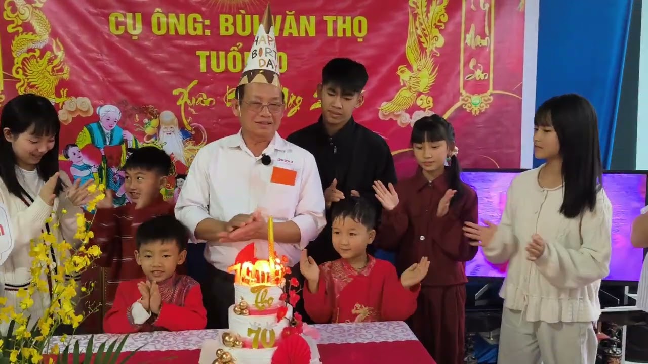 Cắt bánh mừng ông Thọ 70 tuổi